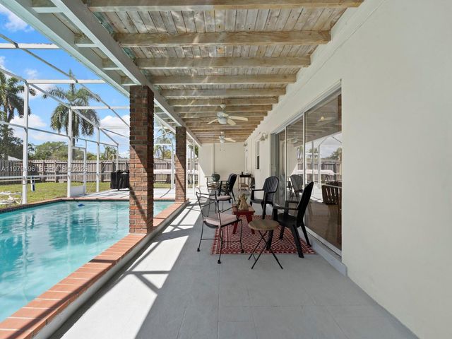 8620 SW 185th Ter, Cutler Bay, FL 33157