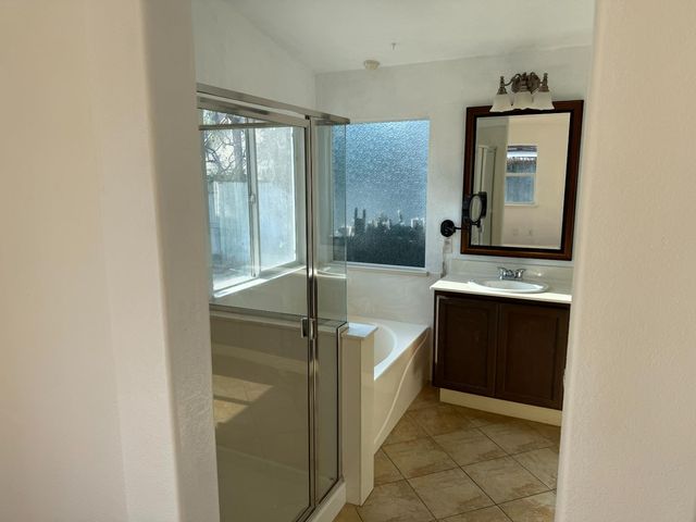 3042 Tenaya Ln, Stockton, CA 95212