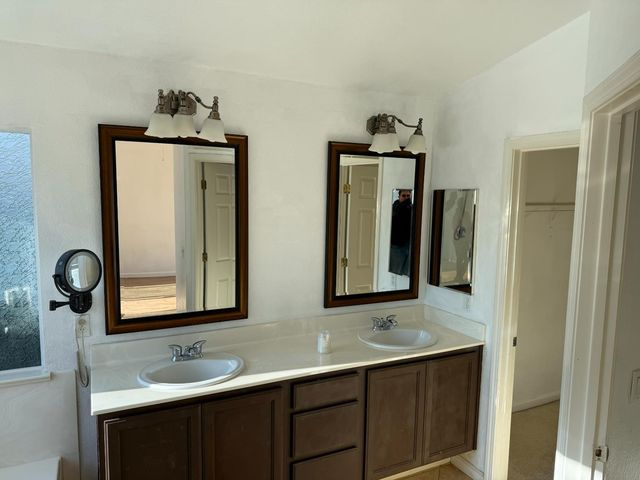 3042 Tenaya Ln, Stockton, CA 95212