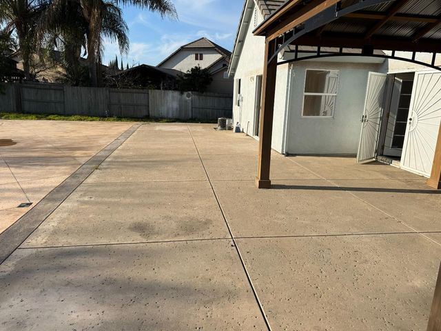 3042 Tenaya Ln, Stockton, CA 95212