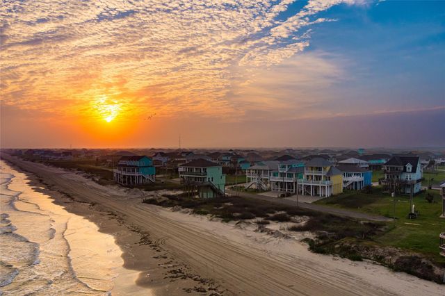 2829 Tradewind Lane, Crystal Beach, TX 77650