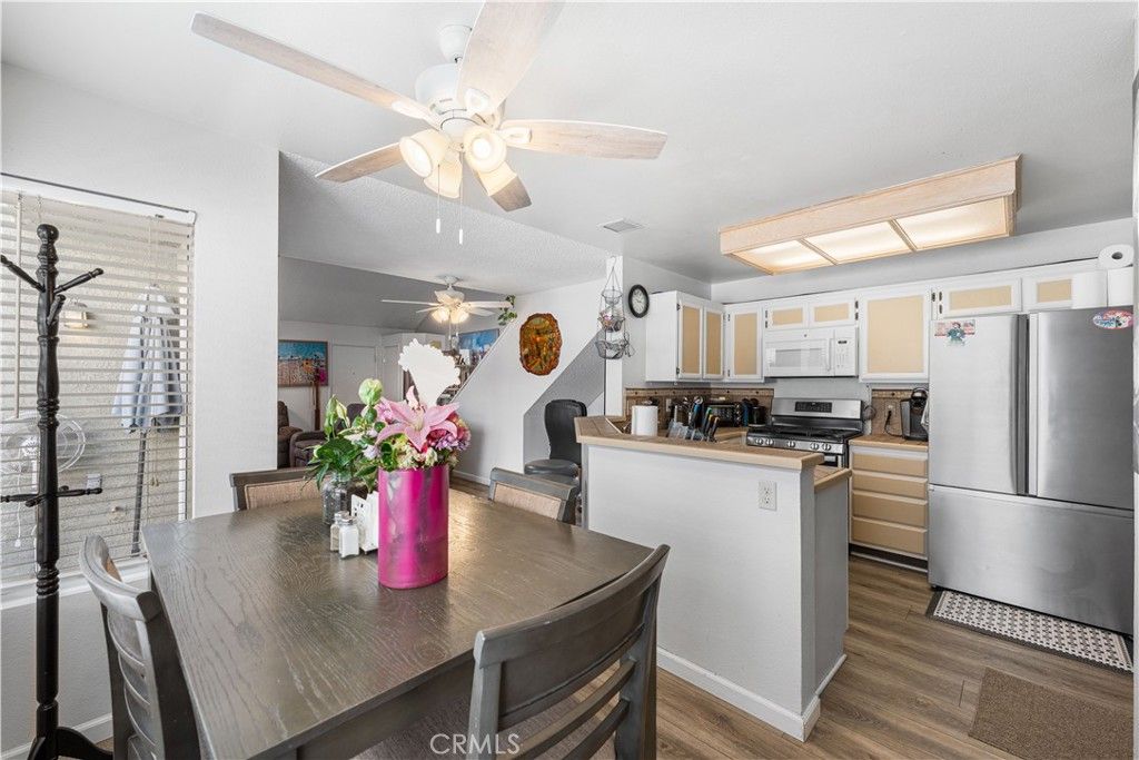 Image 14 of property listing at 37940 E 42nd E 115, Palmdale, CA 93552