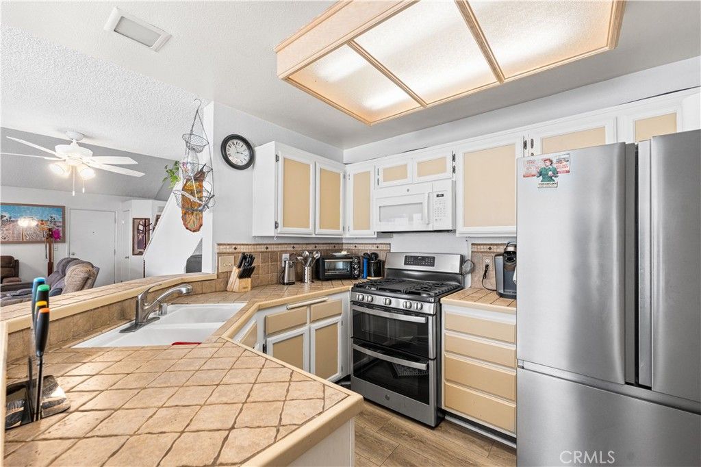 Image 15 of property listing at 37940 E 42nd E 115, Palmdale, CA 93552