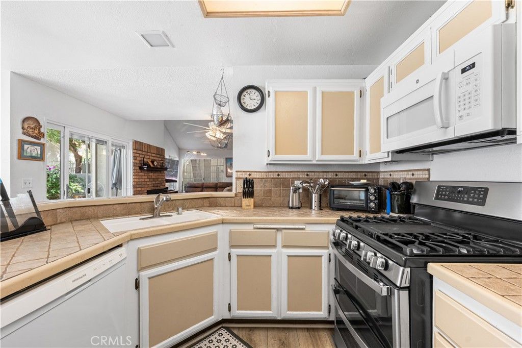 Image 17 of property listing at 37940 E 42nd E 115, Palmdale, CA 93552