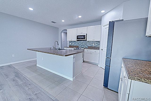 320 W Runyon Loop, Beverly Hills, FL 34465