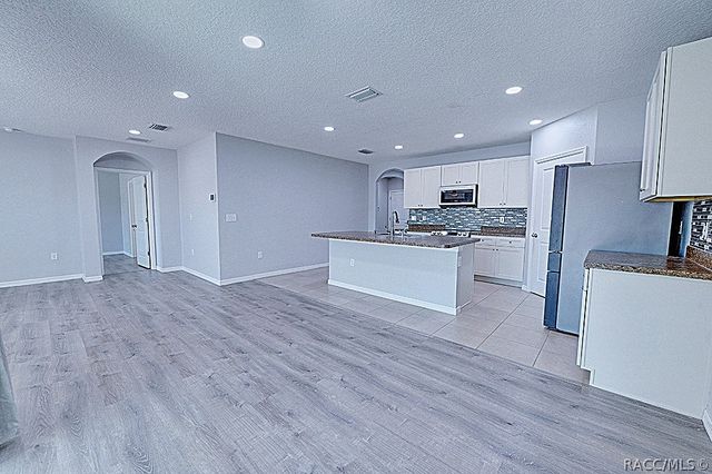 320 W Runyon Loop, Beverly Hills, FL 34465