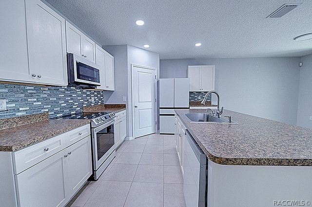 320 W Runyon Loop, Beverly Hills, FL 34465