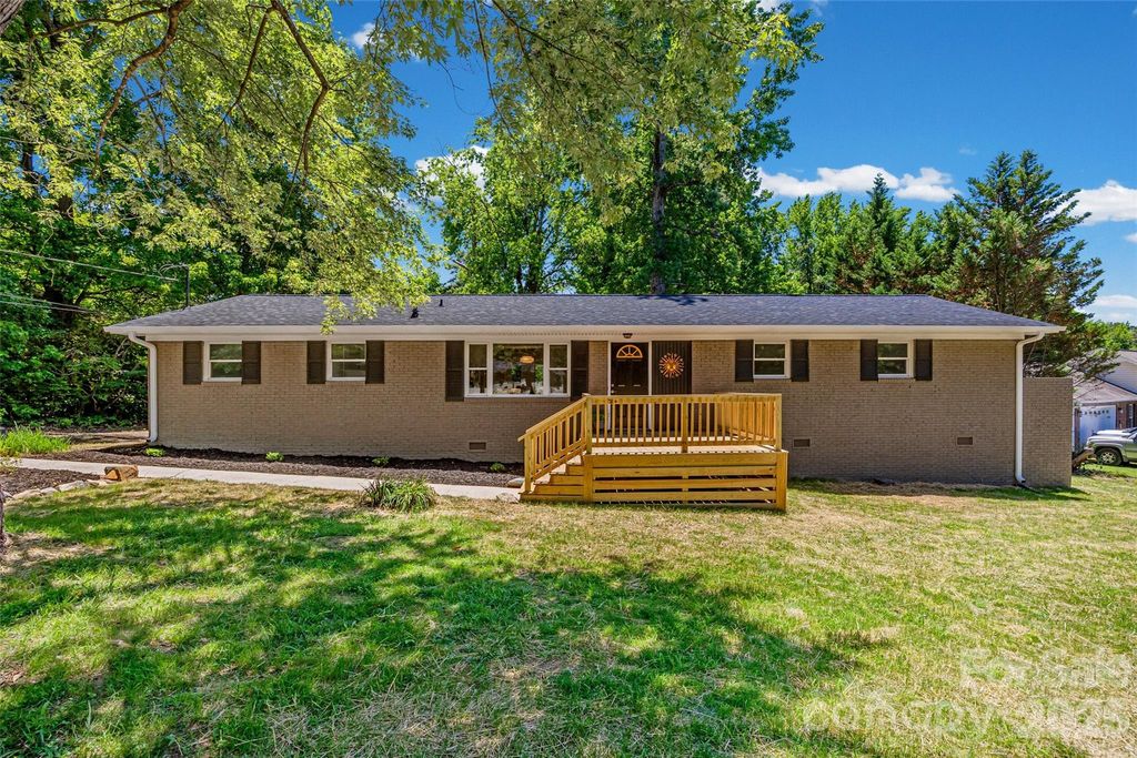 2111 Shalimar Drive, Charlotte, NC 28216