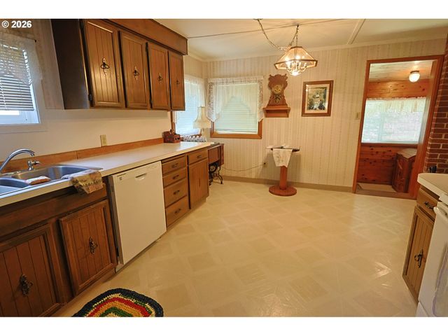93514 UPPER LOOP Ln, Coos Bay, OR 97420