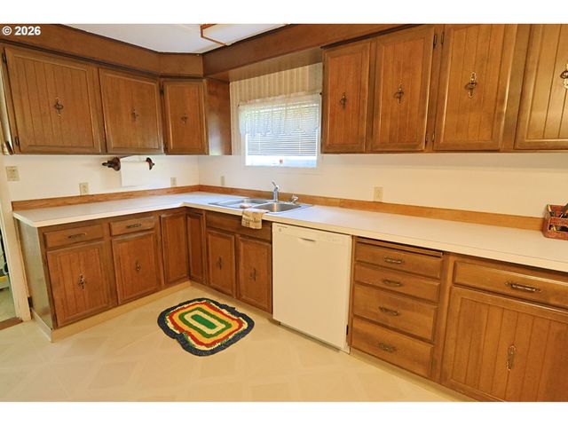93514 UPPER LOOP Ln, Coos Bay, OR 97420
