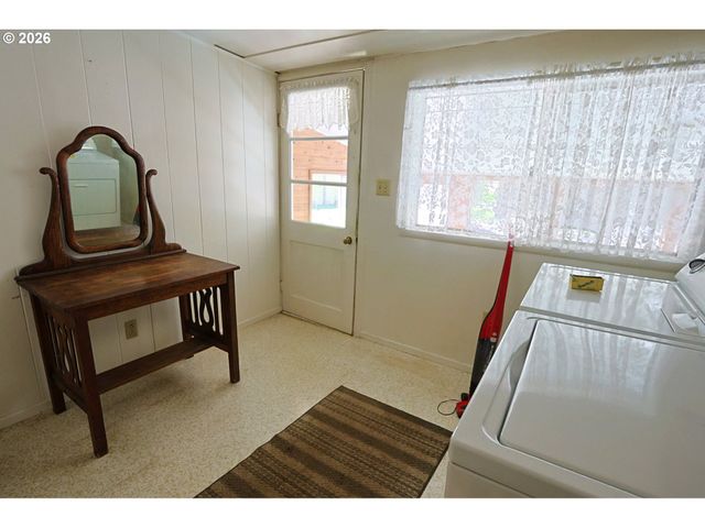 93514 UPPER LOOP Ln, Coos Bay, OR 97420