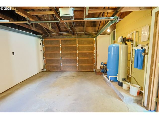 93514 UPPER LOOP Ln, Coos Bay, OR 97420