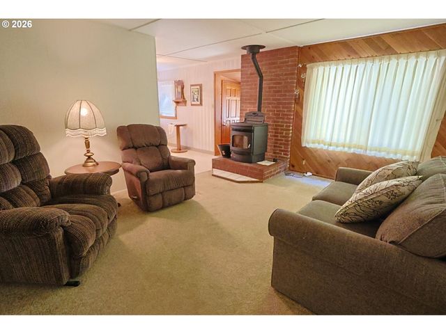 93514 UPPER LOOP Ln, Coos Bay, OR 97420