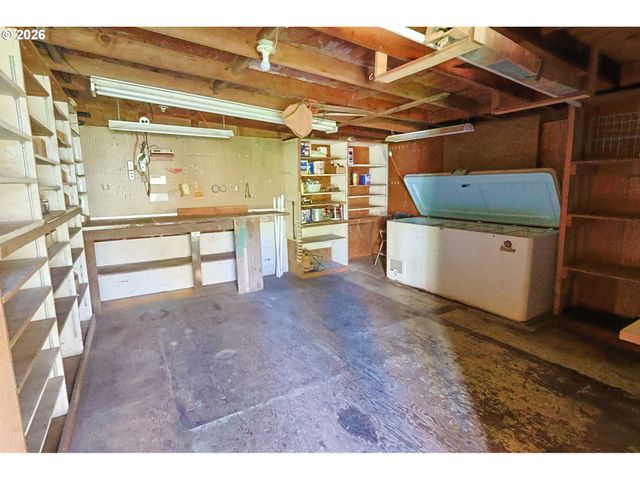 93514 UPPER LOOP Ln, Coos Bay, OR 97420