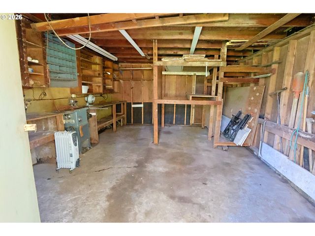 93514 UPPER LOOP Ln, Coos Bay, OR 97420