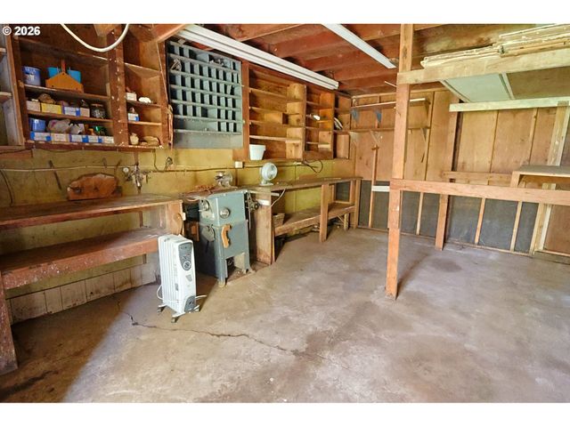 93514 UPPER LOOP Ln, Coos Bay, OR 97420