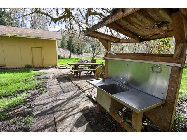 93514 UPPER LOOP Ln, Coos Bay, OR 97420