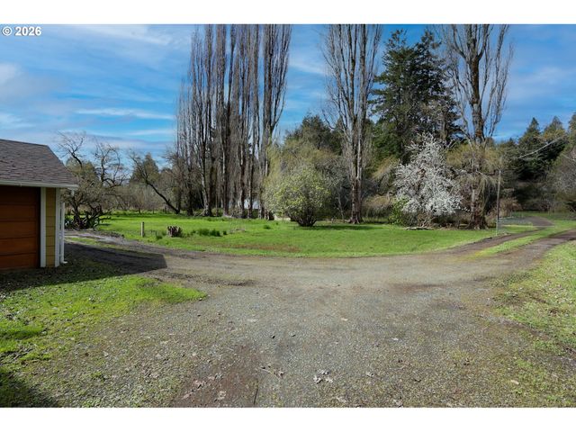 93514 UPPER LOOP Ln, Coos Bay, OR 97420