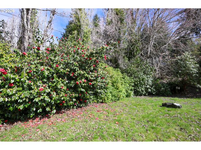 93514 UPPER LOOP Ln, Coos Bay, OR 97420