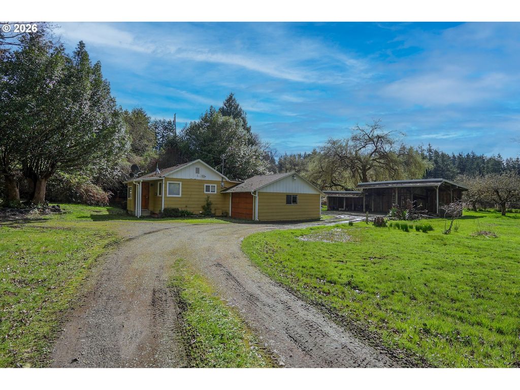 93514 UPPER LOOP Ln, Coos Bay, OR 97420
