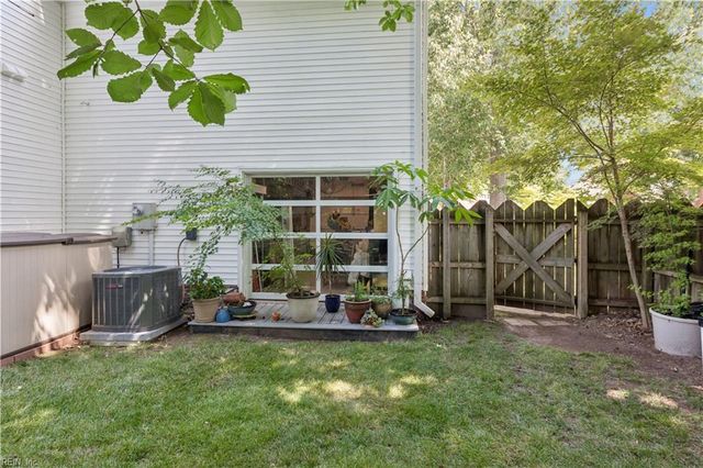 923 Blackthorne Dr, Chesapeake, VA 23322