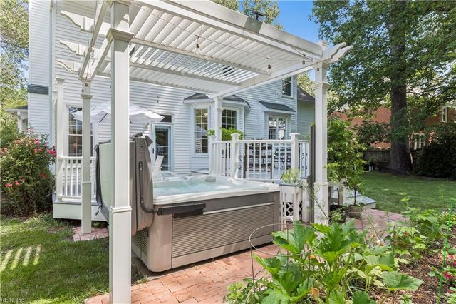 923 Blackthorne Dr, Chesapeake, VA 23322