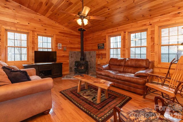 71 Honeymoon Lane, Maggie Valley, NC 28751