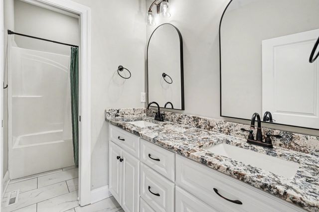 8002 Traditions Ln, Columbia, TN 38401