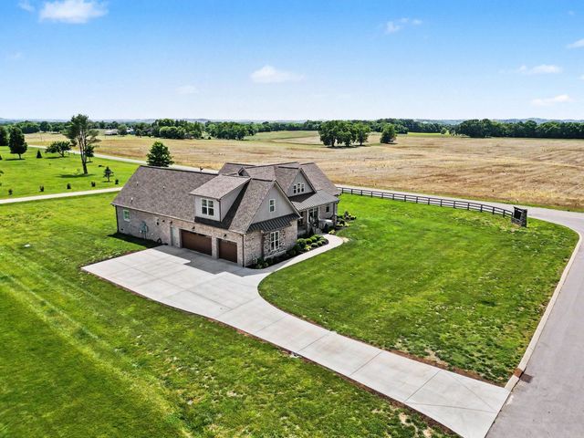 8002 Traditions Ln, Columbia, TN 38401