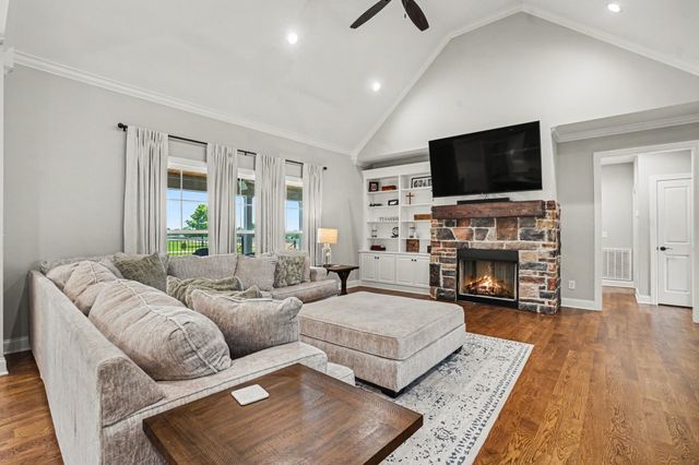 8002 Traditions Ln, Columbia, TN 38401