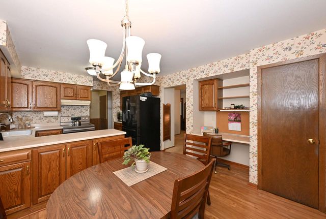 2490 De Carlin DRIVE, Brookfield, WI 53045