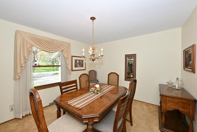 2490 De Carlin DRIVE, Brookfield, WI 53045