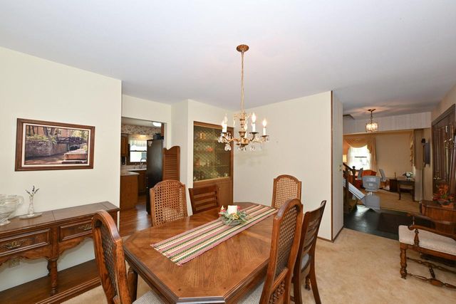 2490 De Carlin DRIVE, Brookfield, WI 53045