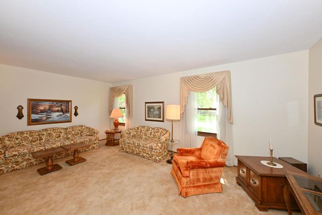 2490 De Carlin DRIVE, Brookfield, WI 53045