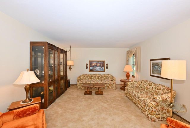 2490 De Carlin DRIVE, Brookfield, WI 53045