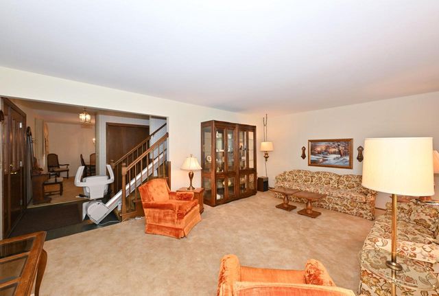 2490 De Carlin DRIVE, Brookfield, WI 53045