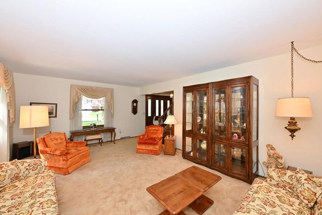 2490 De Carlin DRIVE, Brookfield, WI 53045