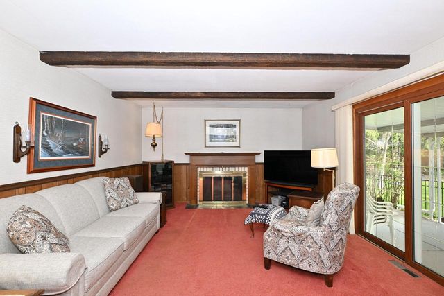 2490 De Carlin DRIVE, Brookfield, WI 53045