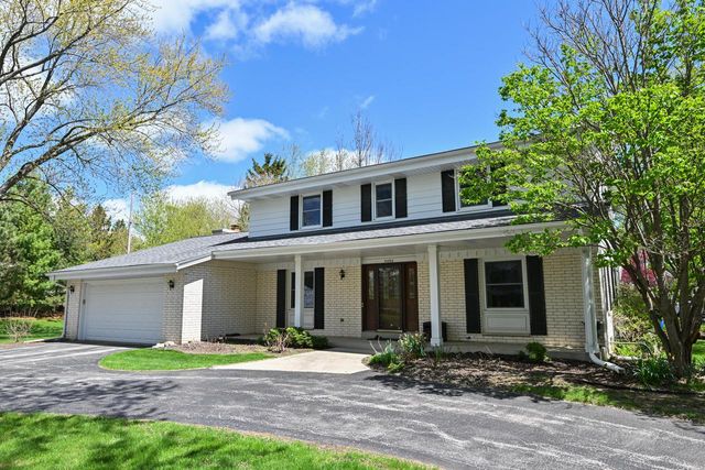 2490 De Carlin DRIVE, Brookfield, WI 53045