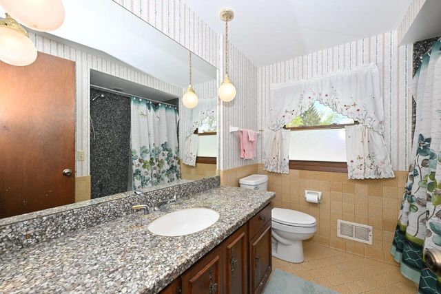 2490 De Carlin DRIVE, Brookfield, WI 53045