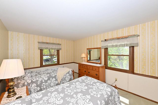 2490 De Carlin DRIVE, Brookfield, WI 53045