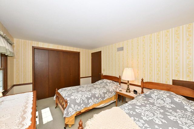 2490 De Carlin DRIVE, Brookfield, WI 53045