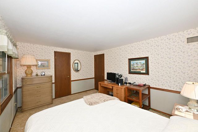 2490 De Carlin DRIVE, Brookfield, WI 53045