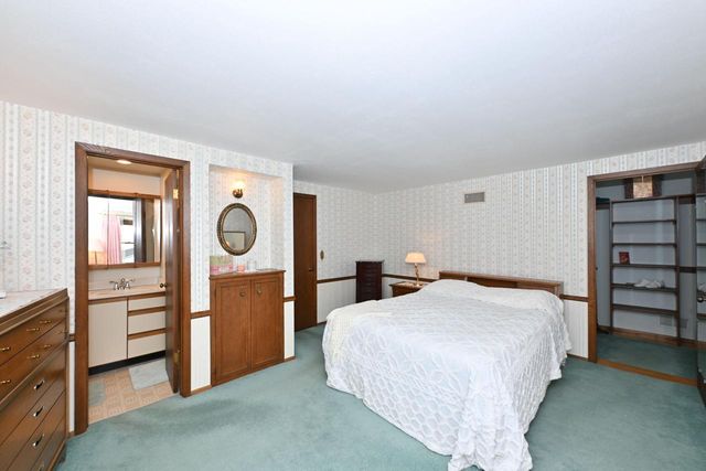 2490 De Carlin DRIVE, Brookfield, WI 53045