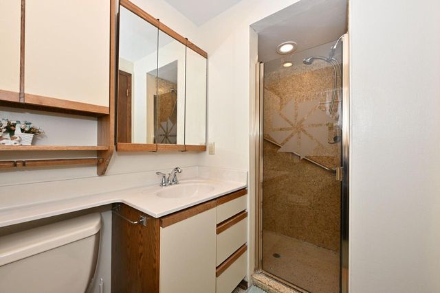 2490 De Carlin DRIVE, Brookfield, WI 53045