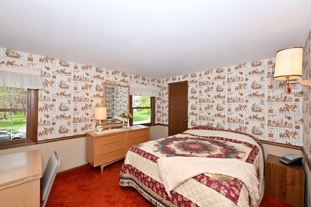 2490 De Carlin DRIVE, Brookfield, WI 53045
