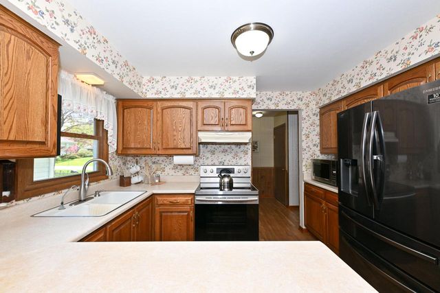 2490 De Carlin DRIVE, Brookfield, WI 53045
