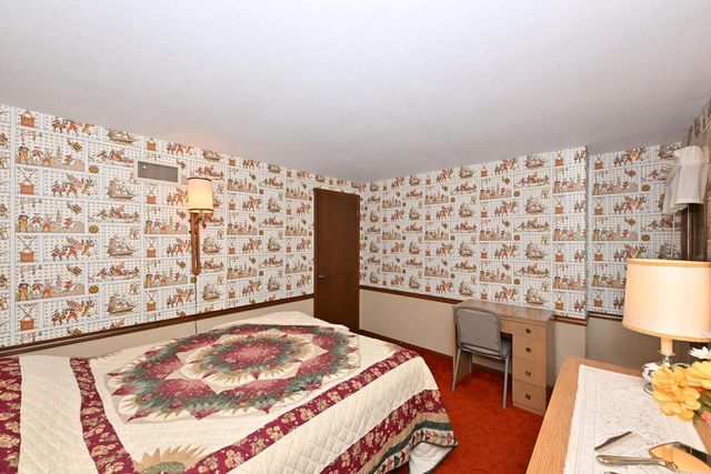2490 De Carlin DRIVE, Brookfield, WI 53045