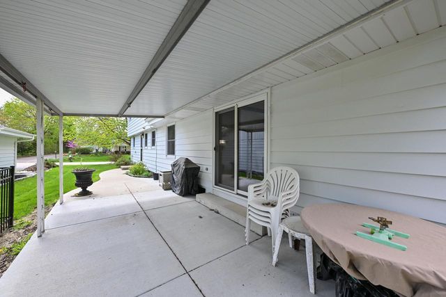 2490 De Carlin DRIVE, Brookfield, WI 53045