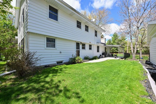 2490 De Carlin DRIVE, Brookfield, WI 53045